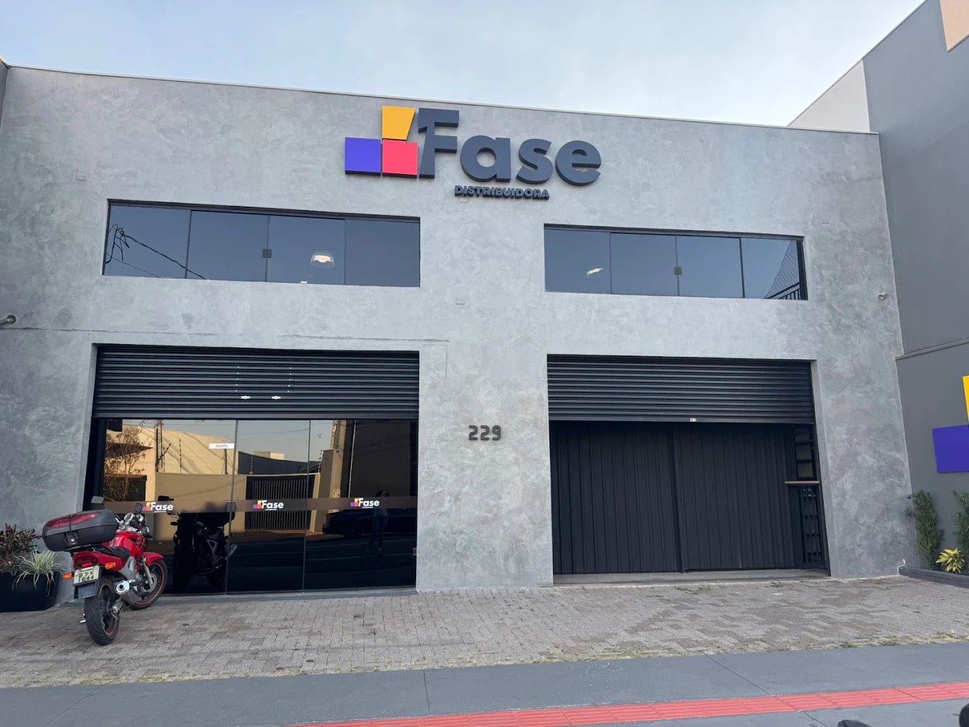 Fachada da Fase Distribuidora na Rua Pioneiro Antônio Bernardes, 229, em Maringá