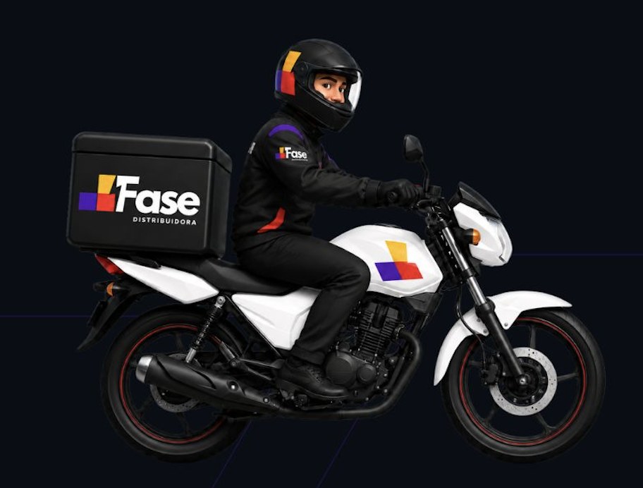 Motoboy da Fase Distribuidora com baú da marca